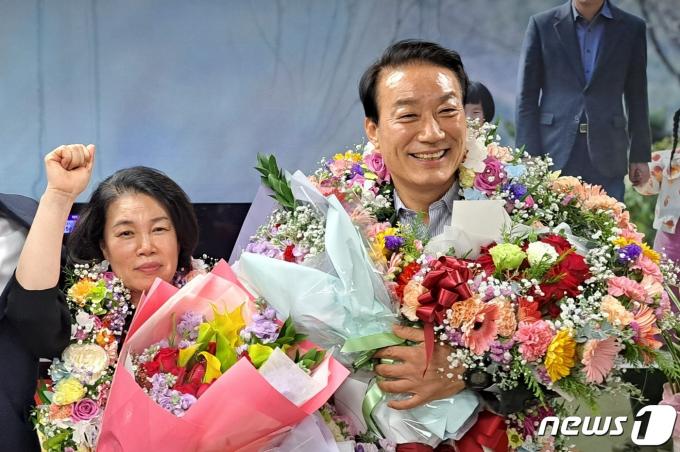 [사진] 기뻐하는 서일준 경남 거제 후보