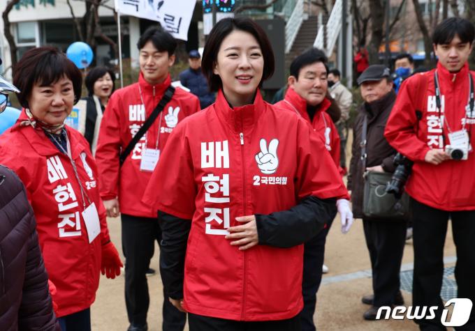 제22대 국회의원선거 서울 송파을에 출마하는 배현진 국민의힘 후보가 30일 오전 서울 송파구 석촌호수 일대에서 지지를 호소하고 있다. 2024.3.30/뉴스1 ⓒ News1 구윤성 기자