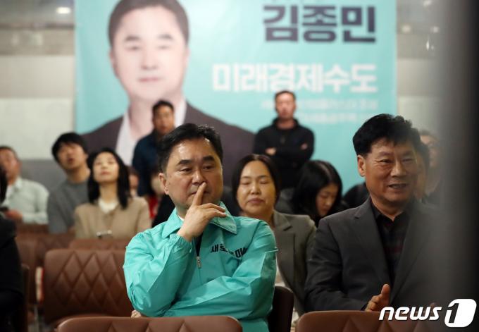 [사진] 개표방송 지켜보는 김종민 후보