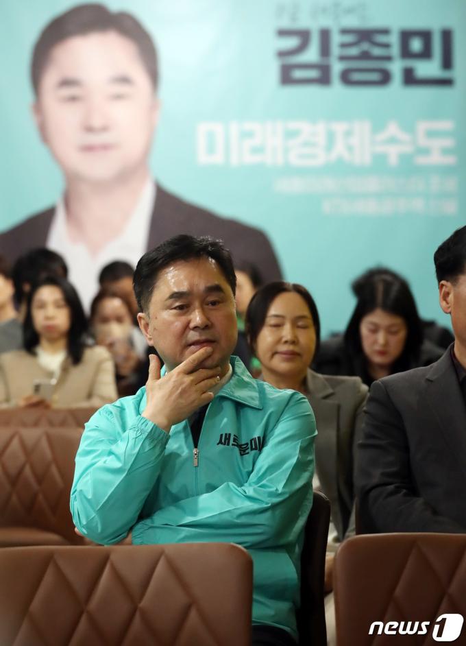 [사진] 개표방송 지켜보는 새로운미래 김종민 후보
