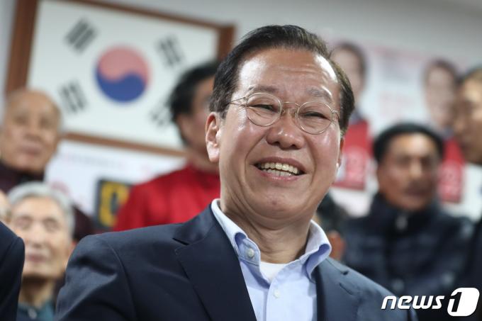 제22대 국회의원 선거 서울 용산에 출마한 권영세 국민의힘 후보가 10일 서울 용산구 자신의 사무실에서 당선이 유력해지자 미소짓고 있다. 2024.4.10/뉴스1 ⓒ News1 유승관 기자