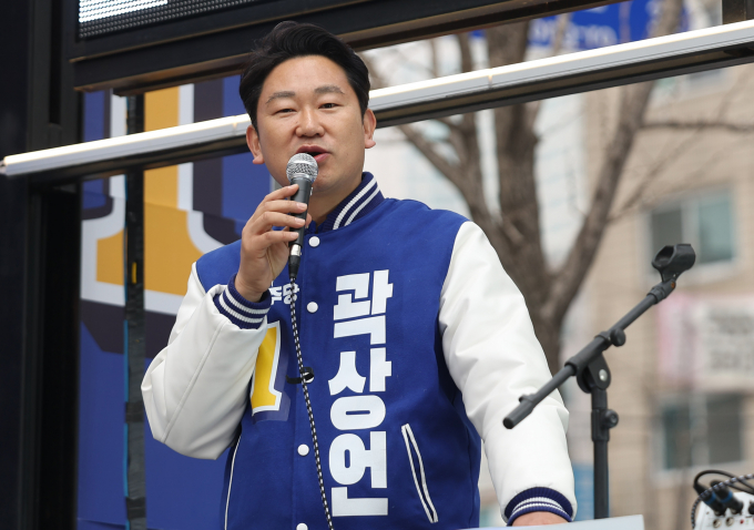 4·10 총선 공식 선거운동이 시작된 지난달 28일 오전 서울 종로구 동묘역 인근에서 종로에 출마한 곽상언 더불어민주당 후보가 출정식을 갖고 지지를 호소하고 있다. / 사진=뉴스1 