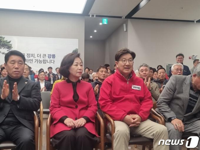 [사진] 개표방송 지켜보는 권성동