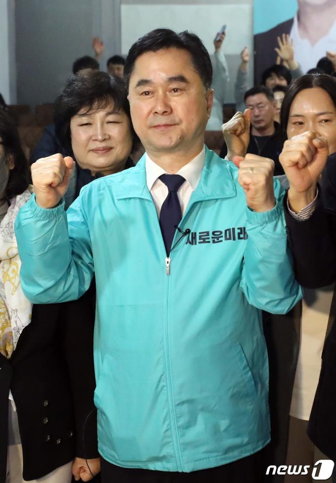 [사진] 새로운미래 김종민 후보 세종시 갑 당선 확실