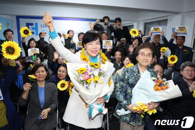 [사진] 서울 중성동갑 민주당  전현희 '당선 확실'