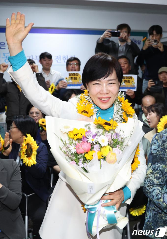 [사진] 손인사하는 전현희