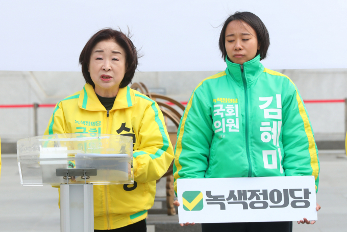  제22대 국회의원 선거 사전투표를 하루 앞둔 지난 4일 오전 서울 종로구 광화문광장에서 열린 특별기자회견에서 심상정 녹색정의당 공동선대위원장이 발언하고 있다. / 사진=뉴시스 