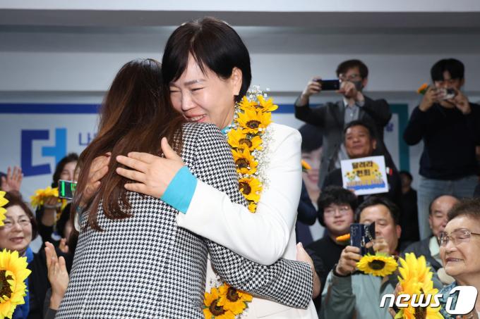 [사진] 지지자와 포옹하는 전현희