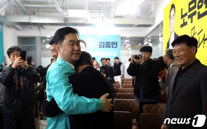 [사진] 새로운미래 김종민 후보 세종시 갑 당선 포옹