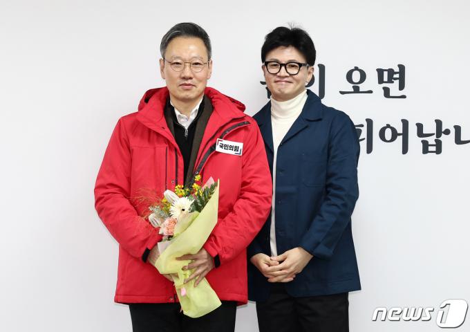 한동훈 국민의힘 비상대책위원장이 29일 오전 서울 여의도 중앙당사에서 열린 인재영입위 국민인재 영입 환영식에서 박수민 아이넥스 공동대표에게 당 점퍼를 입혀준 뒤 기념 촬영을 하고 있다. 2024.2.29/뉴스1 ⓒ News1 구윤성 기자