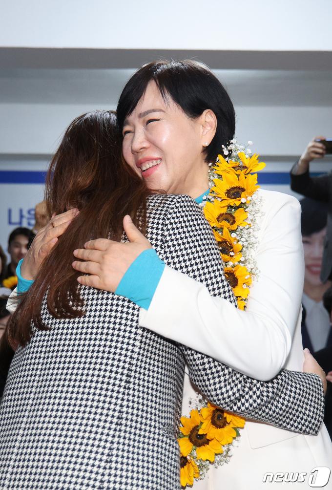 [사진] 지지자와 기쁨 나누는 전현희