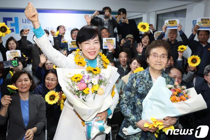 [사진] 전현희, 당선 확실 '엄마와 함께'