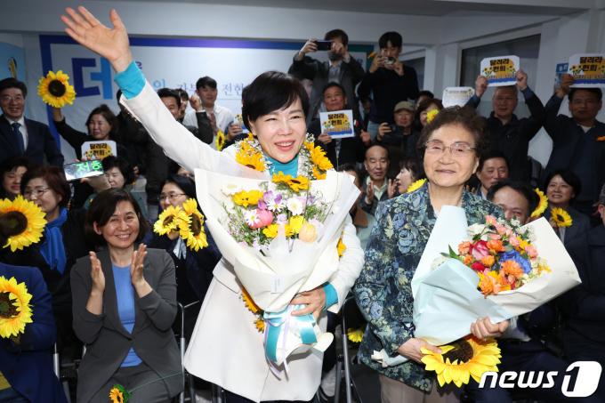 [사진] 전현희 '어머니와 함께 누리는 기쁨'
