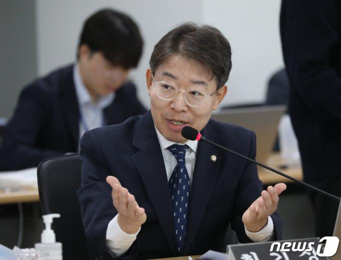 최기상 더불어민주당 의원이 17일 오전 경기 수원시 영통구 경기도청에서 열린 국회 행정안전위원회의 경기도에 대한 국정감사에서 질의를 하고 있다. 2023.10.17/뉴스1 ⓒ News1 김영운 기자