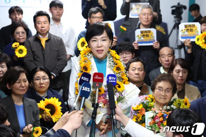 [사진] 한강벨트 소감 밝히는 전현희