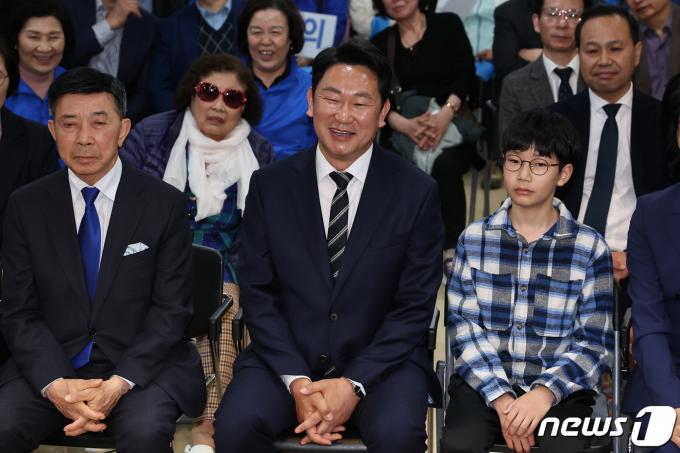 [사진] 개표방송 지켜보는 곽상언