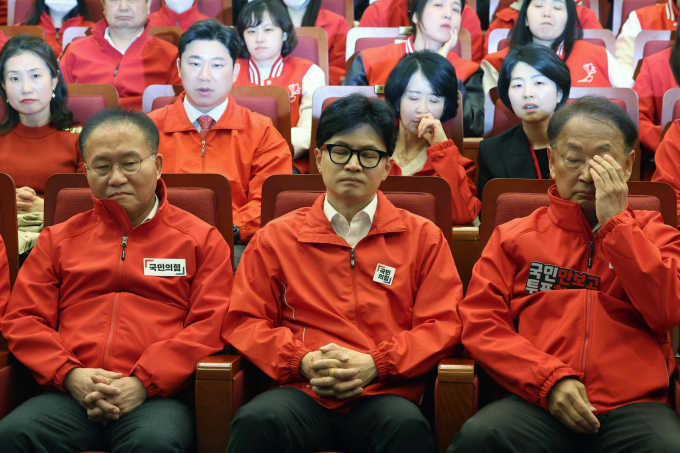 한동훈 국민의힘 총괄선대위원장이 지난 10일 서울 여의도 국회도서관에 마련된 국회의원선거 개표상황실에서 방송사 출구조사 결과 발표 관련 입장을 밝히고 있다. / 사진=공동취재  