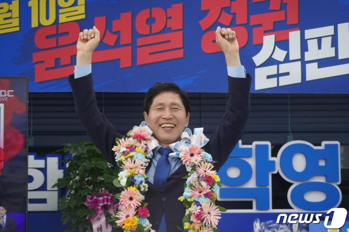 [사진] 기뻐하는 이학영 후보
