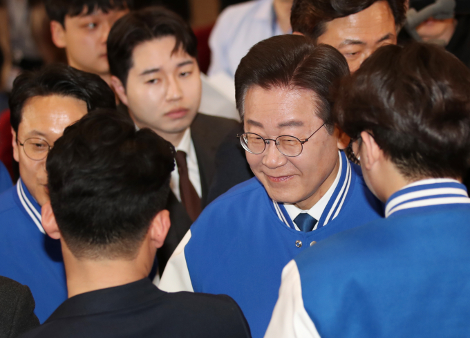 이재명 더불어민주당 대표가 4월10일 오후 서울 여의도 국회 의원회관에 마련된 제22대 국회의원선거 개표 상황실에서 방송사 출구조사 결과 발표를 본 후 자리를 떠나고 있다. / 사진=공동취재 