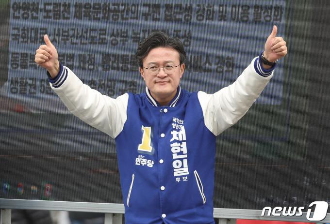 채현일 더불어민주당 영등포갑 후보가 29일 오후 서울 영등포구 선유도역 인근에서 시민들을 향해 인사하고 있다. 2024.3.29/뉴스1 ⓒ News1 김민지 기자