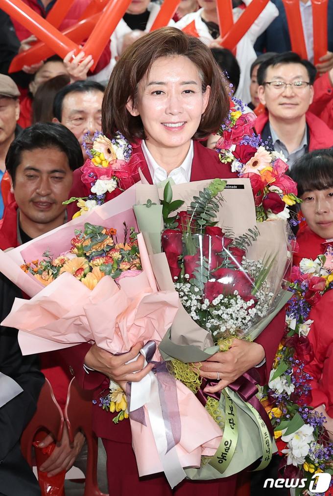[사진] 나경원, 경찰 출신 류삼영 꺾고 당선 확실