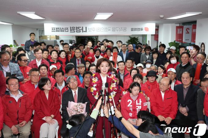 [사진] 나경원 후보 '당선 확실'