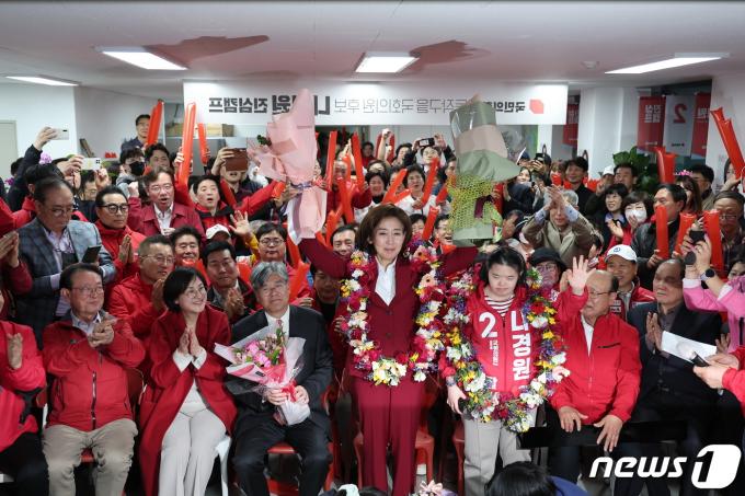 [사진] 나경원, 경찰 출신 류삼영 꺾고 당선 확실
