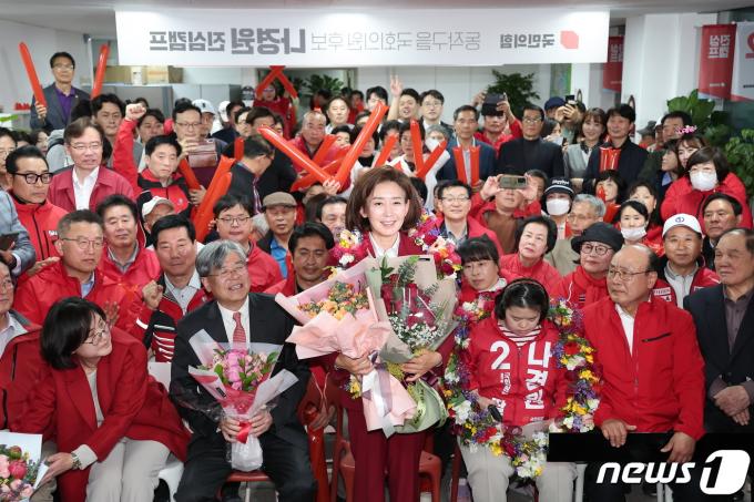 [사진] 나경원, 경찰 출신 류삼영 꺾고 당선 확실