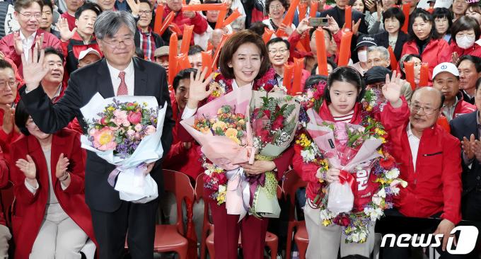 [사진] '당선 확실 나경원' 남편, 딸과 함께