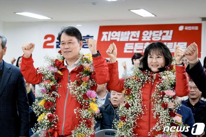 [사진] 당선에 기뻐하는 윤한홍 후보