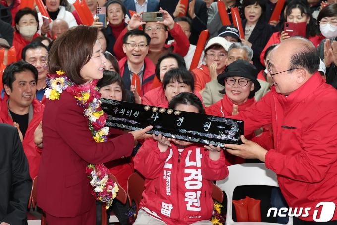 [사진] 국회의원 명패 전달받는 나경원