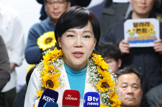 사진은 전현희 더불어민주당 서울 중·성동갑 후보가 11일 서울 성동구 왕십리로에 마련된 자신의 선거사무실에서 당선이 유력해진 후 소감을 밝히고 있는 모습. /사진=뉴스1
