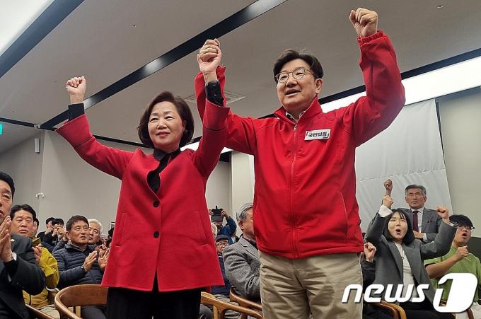 [사진] 당선 확정된 권성동