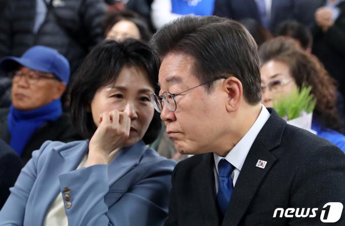 [사진] 선거 개표방송 함께 시청하며 대화하는 이재명 대표 부부
