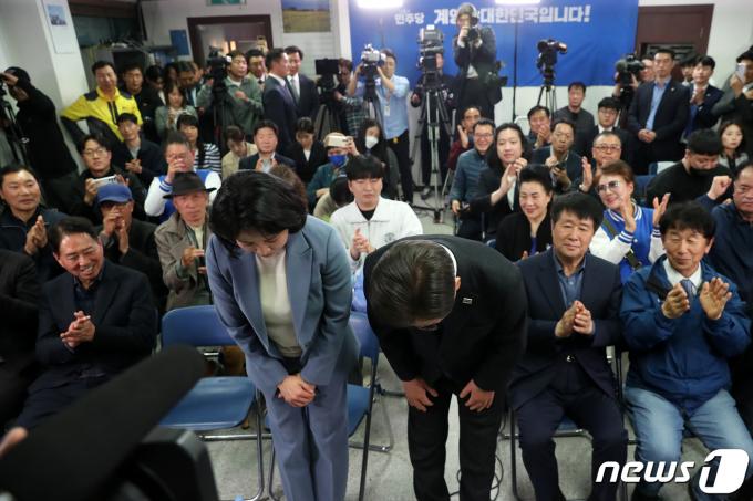 [사진] 부인 김혜경 씨와 함께 인사하는 이재명 대표
