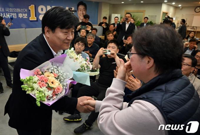 [사진] 당선 확실에 꽃다발 받는 양문석