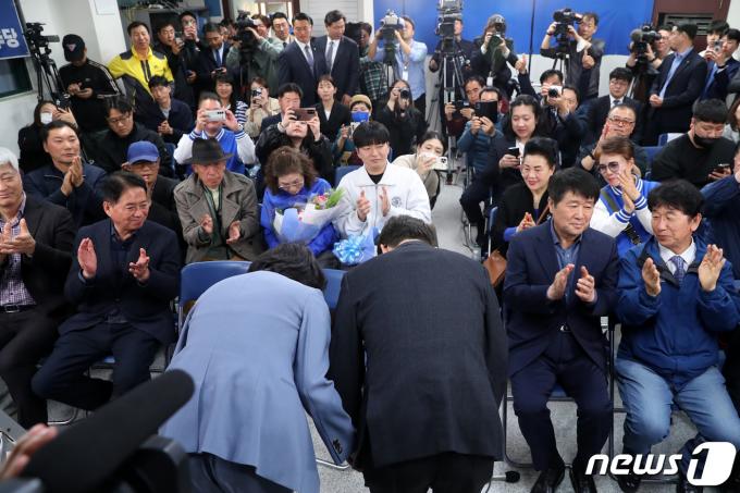 [사진] 이재명 대표 '당선 확실'