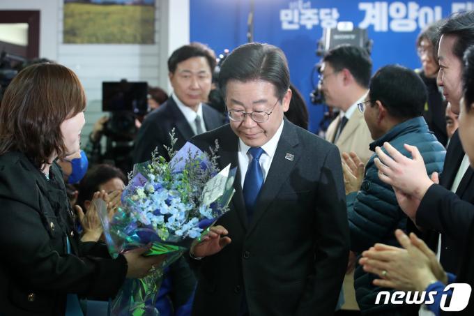 [사진] 선거상황실 찾은 이재명 대표 '꽃다발은 조금 뒤에'