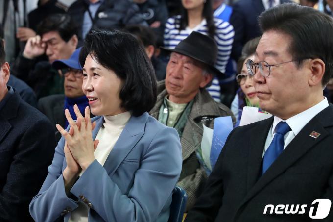 [사진] 이재명 대표와 개표방송 시청하는 부인 김혜경 씨