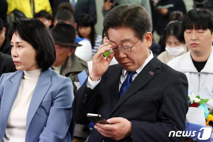 [사진] 핸드폰 확인하는 이재명 대표