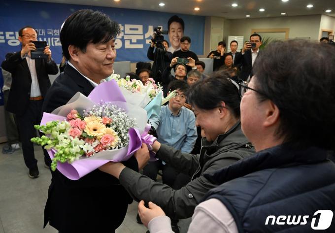 [사진] 꽃다발 받는 양문석