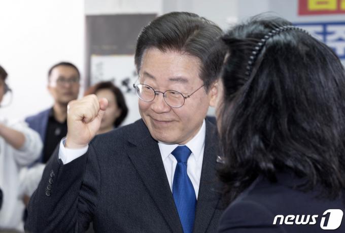 [사진] 주먹 쥔 이재명 대표