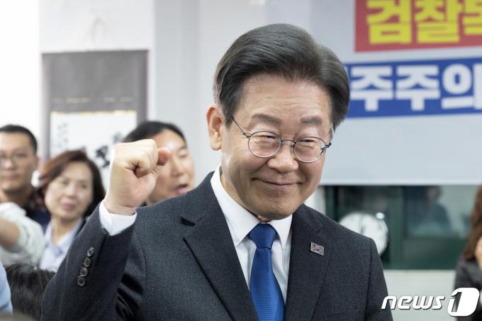 [사진] 당선 확실 이재명 대표 '주먹 불끈'