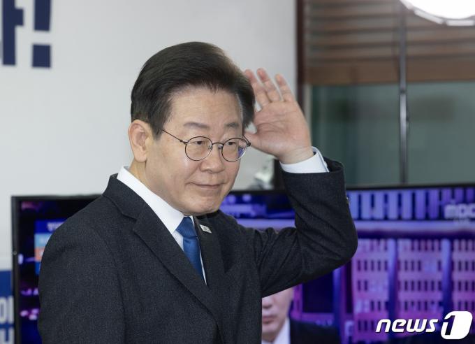 [사진] 선거상황실 찾은 이재명 대표 '당선 확실'