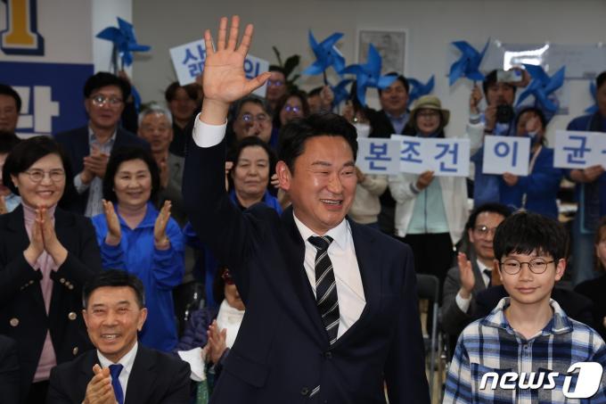 [사진] 노무현 사위 곽상언 서울 종로 당선 확실
