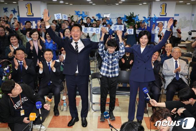 [사진] 가족과 함께 환호하는 곽상언