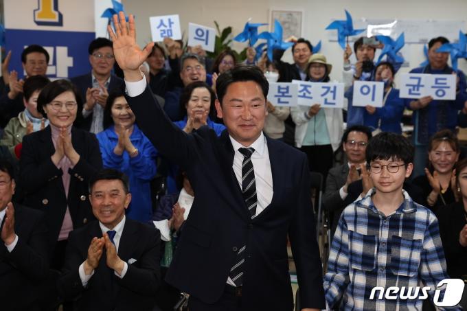 [사진] ‘노무현 사위’ 곽상언 종로 당선 확실