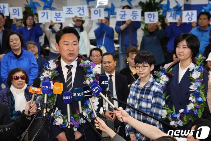 [사진] 가족 앞에서 소감 밝히는 곽상언