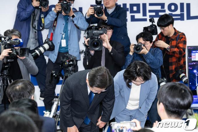 [사진] 부인 김혜경 씨와 함께 인사하는 이재명 민주당 대표
