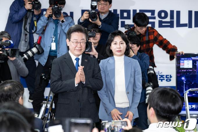 [사진] '당선 확실' 이재명 대표 부인과 함께 지지자들에게 인사